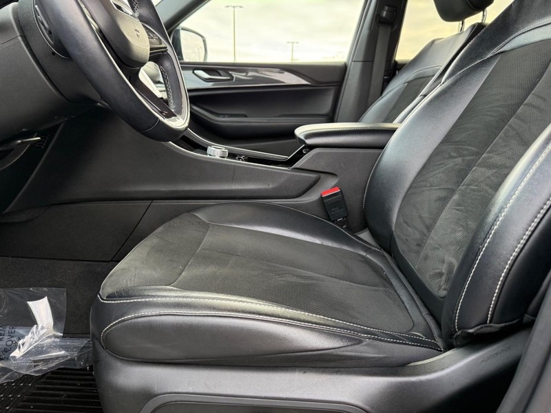 Jeep Grand Cherokee L Vehicle Full-screen Gallery Image 19