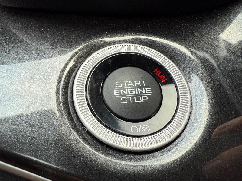 Jeep Grand Cherokee L Vehicle Full-screen Gallery Image 23