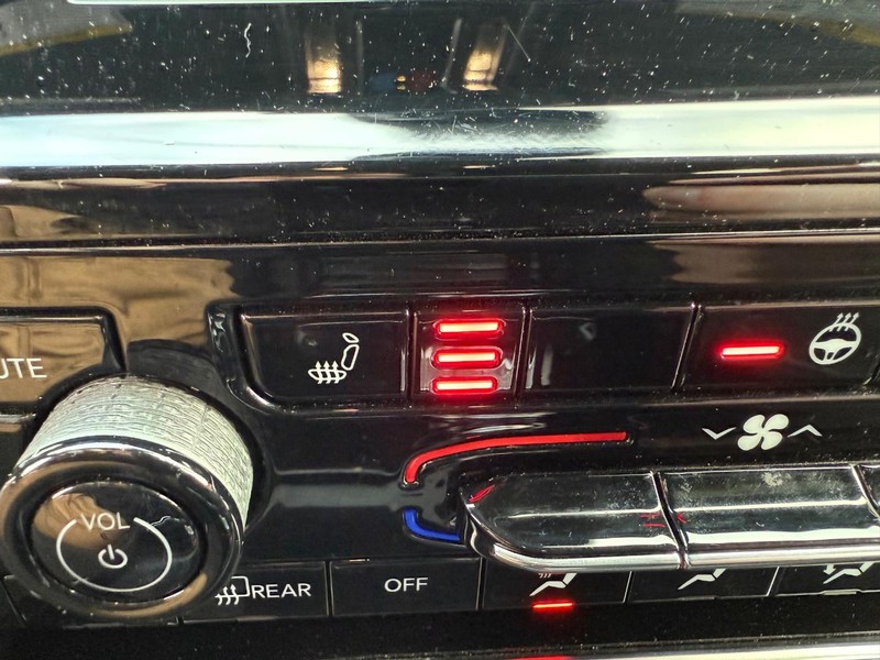 Jeep Grand Cherokee L Vehicle Full-screen Gallery Image 24