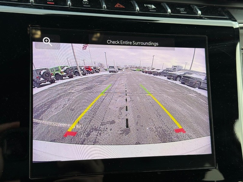 Jeep Grand Cherokee L Vehicle Full-screen Gallery Image 26