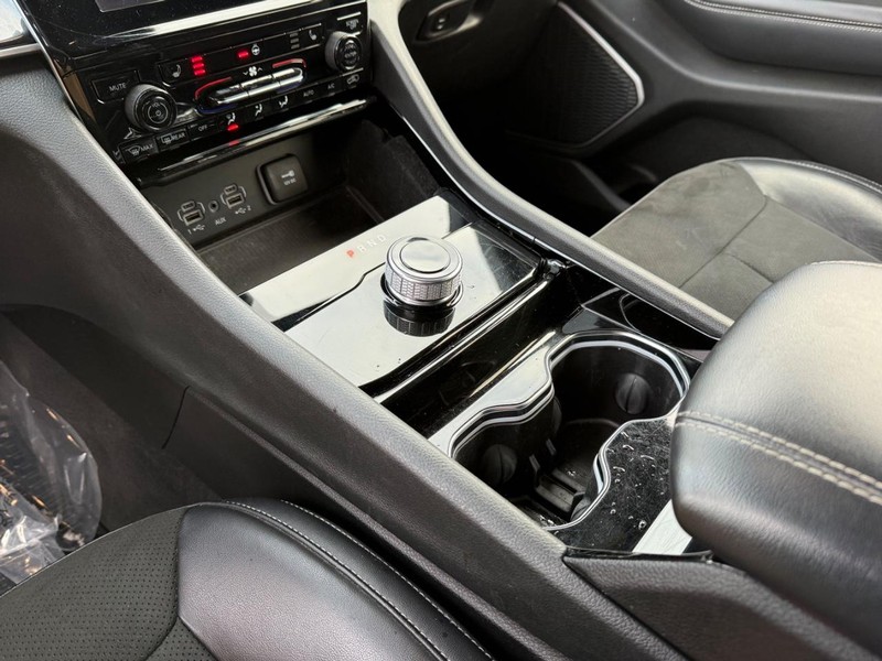 Jeep Grand Cherokee L Vehicle Full-screen Gallery Image 28