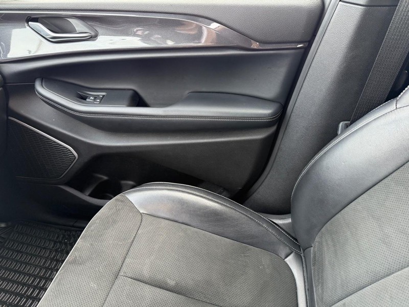 Jeep Grand Cherokee L Vehicle Full-screen Gallery Image 29