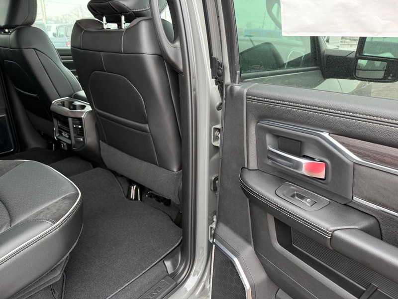 Ram 2500 Vehicle Full-screen Gallery Image 12