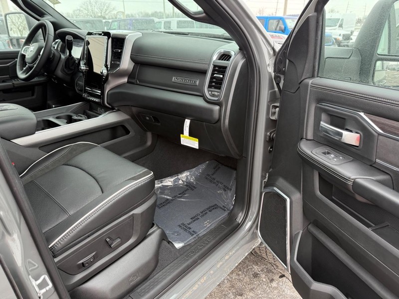 Ram 2500 Vehicle Full-screen Gallery Image 16