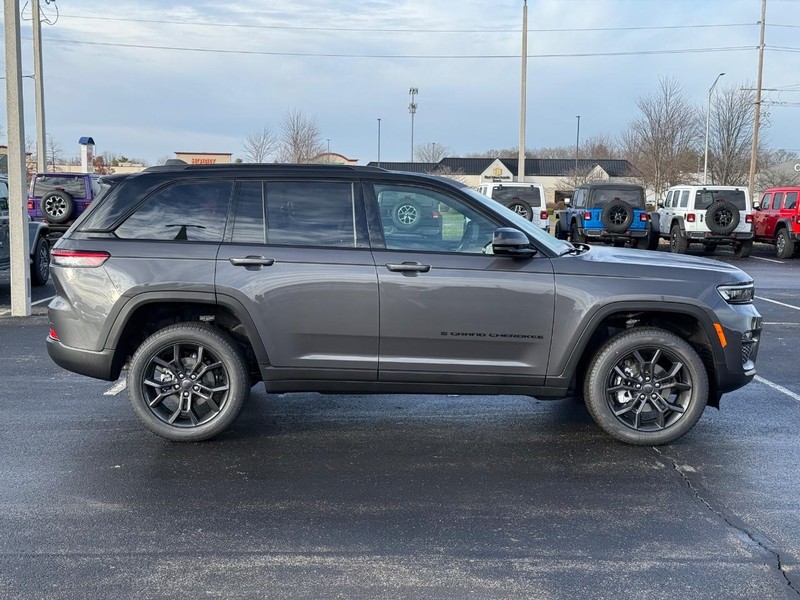 Jeep Grand Cherokee Vehicle Full-screen Gallery Image 2