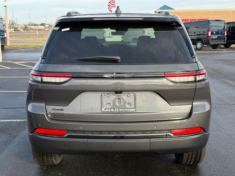 Jeep Grand Cherokee Vehicle Full-screen Gallery Image 4