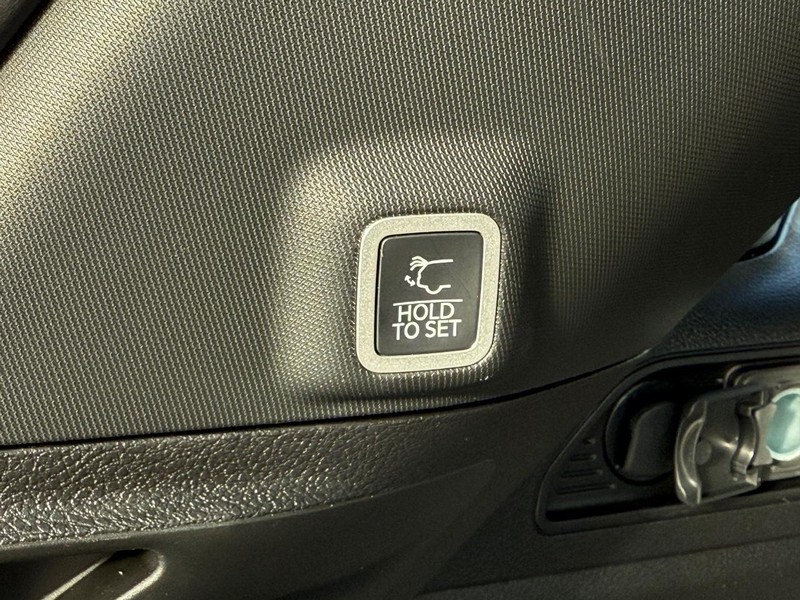 Jeep Grand Cherokee Vehicle Full-screen Gallery Image 8