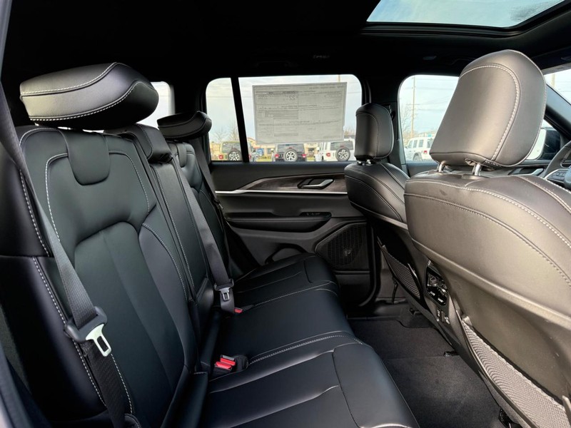 Jeep Grand Cherokee Vehicle Full-screen Gallery Image 11