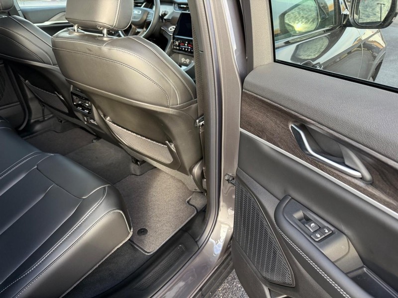 Jeep Grand Cherokee Vehicle Full-screen Gallery Image 12