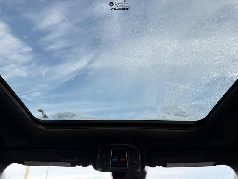 Jeep Grand Cherokee Vehicle Full-screen Gallery Image 13