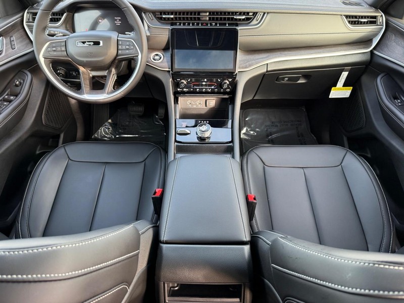 Jeep Grand Cherokee Vehicle Full-screen Gallery Image 14