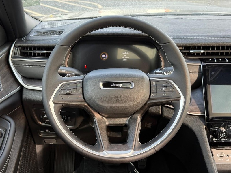 Jeep Grand Cherokee Vehicle Full-screen Gallery Image 15