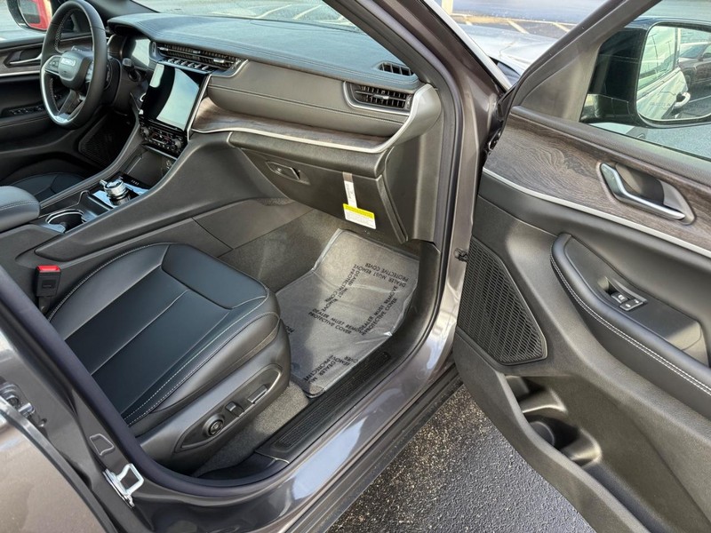 Jeep Grand Cherokee Vehicle Full-screen Gallery Image 16