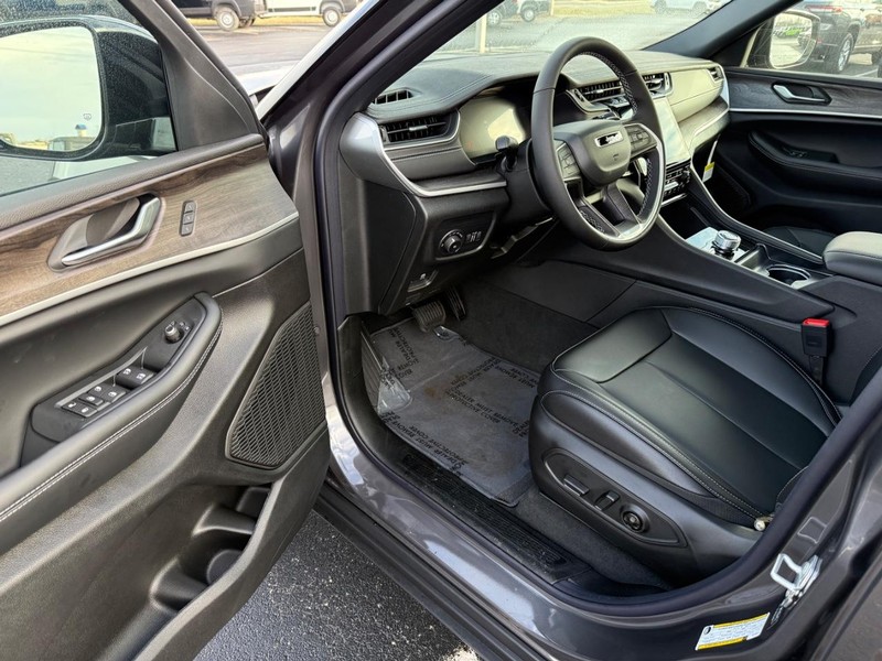 Jeep Grand Cherokee Vehicle Full-screen Gallery Image 18