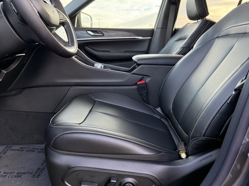 Jeep Grand Cherokee Vehicle Full-screen Gallery Image 19