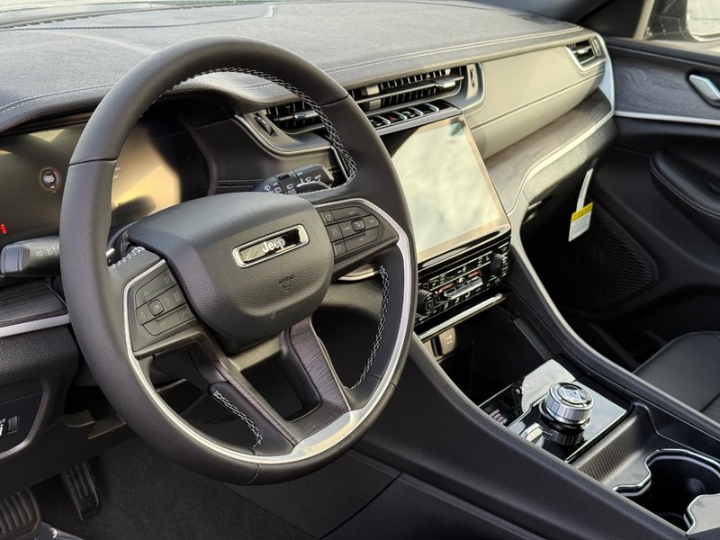 Jeep Grand Cherokee Vehicle Full-screen Gallery Image 20