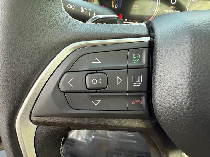 Jeep Grand Cherokee Vehicle Full-screen Gallery Image 21