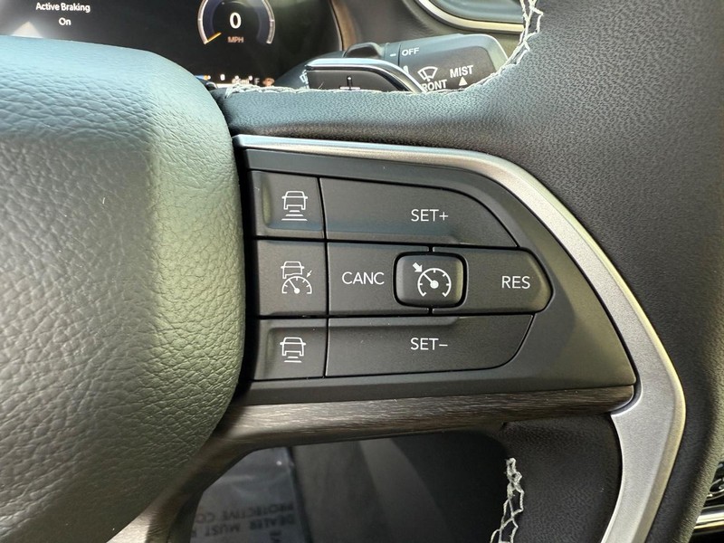 Jeep Grand Cherokee Vehicle Full-screen Gallery Image 22