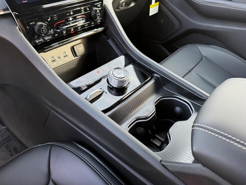 Jeep Grand Cherokee Vehicle Full-screen Gallery Image 28