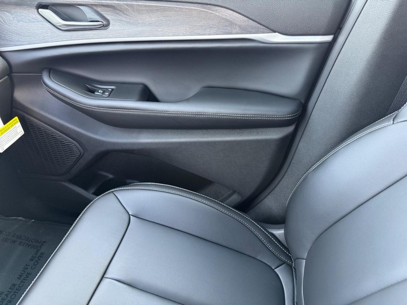 Jeep Grand Cherokee Vehicle Full-screen Gallery Image 29