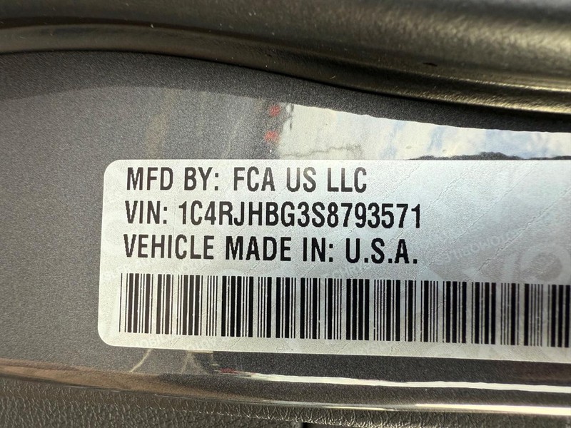 Jeep Grand Cherokee Vehicle Full-screen Gallery Image 34