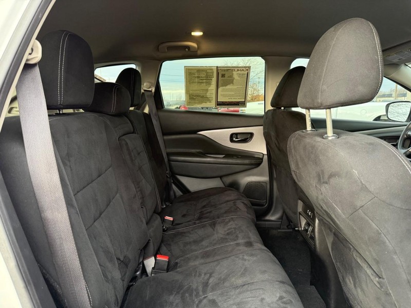 Nissan Murano Vehicle Full-screen Gallery Image 11