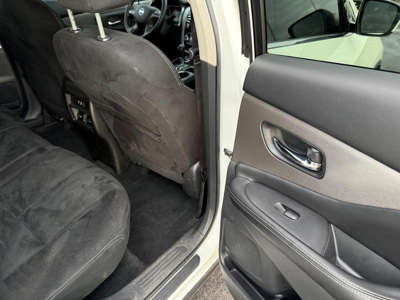 Nissan Murano Vehicle Full-screen Gallery Image 12