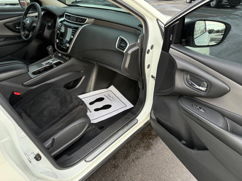 Nissan Murano Vehicle Full-screen Gallery Image 15