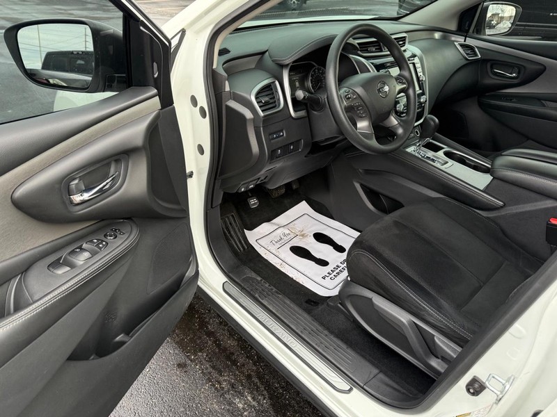 Nissan Murano Vehicle Full-screen Gallery Image 17