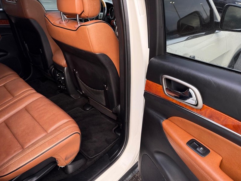 Jeep Grand Cherokee Vehicle Full-screen Gallery Image 13