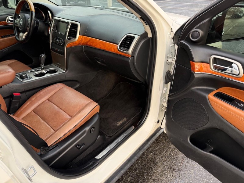 Jeep Grand Cherokee Vehicle Full-screen Gallery Image 17