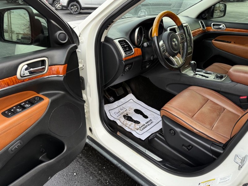 Jeep Grand Cherokee Vehicle Full-screen Gallery Image 19