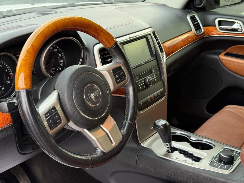 Jeep Grand Cherokee Vehicle Full-screen Gallery Image 21