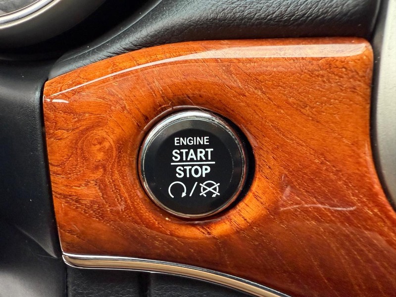 Jeep Grand Cherokee Vehicle Full-screen Gallery Image 24