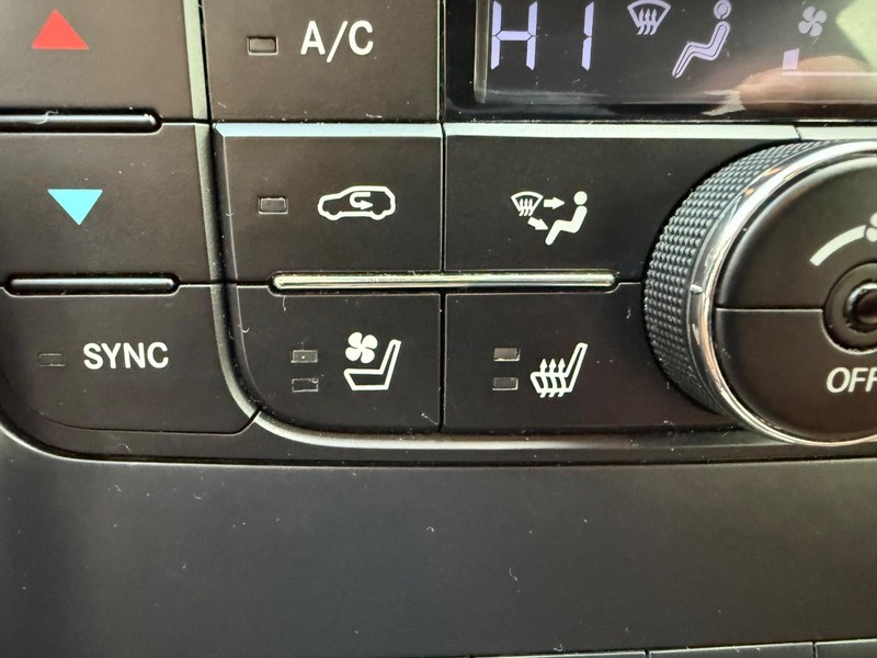 Jeep Grand Cherokee Vehicle Full-screen Gallery Image 25