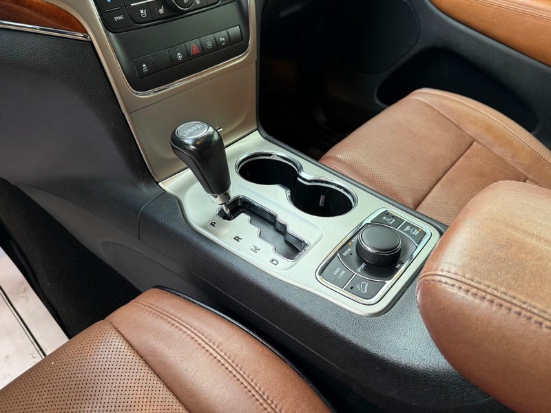 Jeep Grand Cherokee Vehicle Full-screen Gallery Image 29