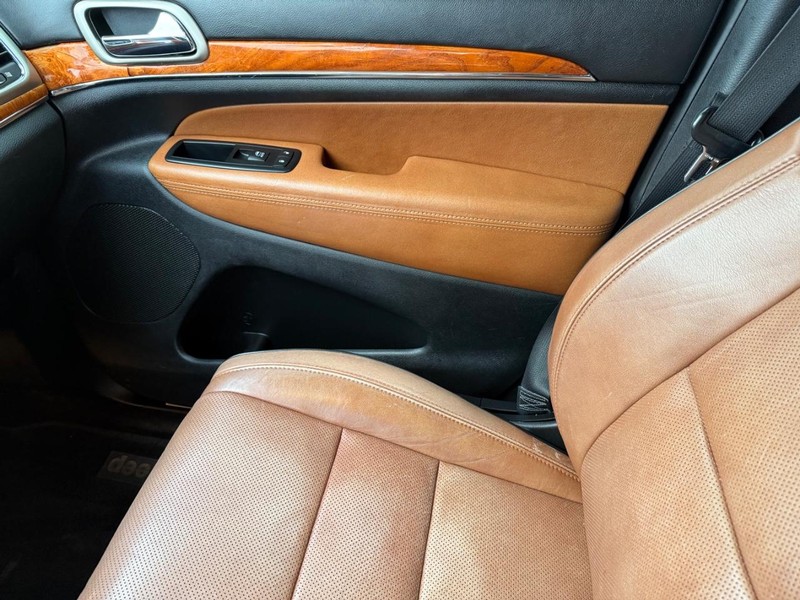 Jeep Grand Cherokee Vehicle Full-screen Gallery Image 30