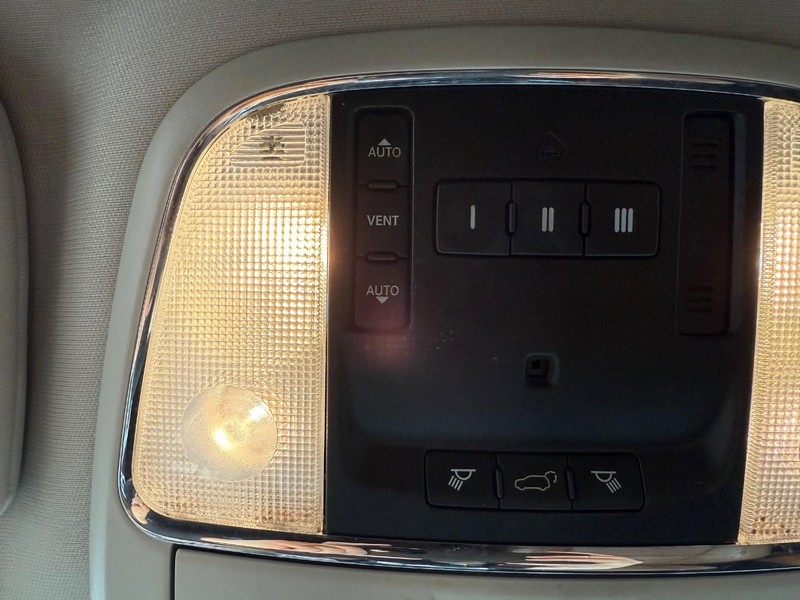 Jeep Grand Cherokee Vehicle Full-screen Gallery Image 31