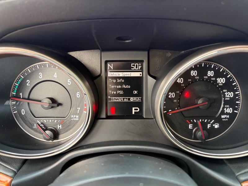 Jeep Grand Cherokee Vehicle Full-screen Gallery Image 32