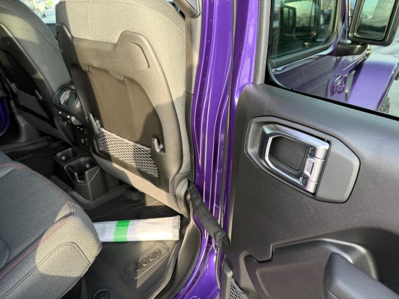 Jeep Gladiator Vehicle Full-screen Gallery Image 12