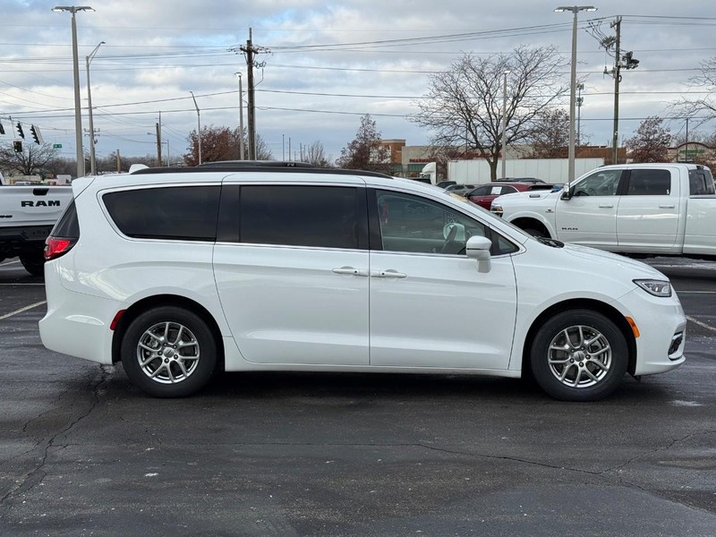 Chrysler Pacifica Vehicle Full-screen Gallery Image 02