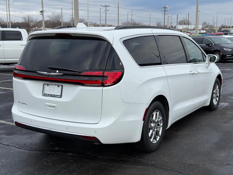 Chrysler Pacifica Vehicle Full-screen Gallery Image 03