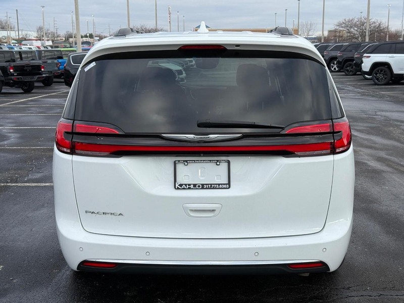 Chrysler Pacifica Vehicle Full-screen Gallery Image 04