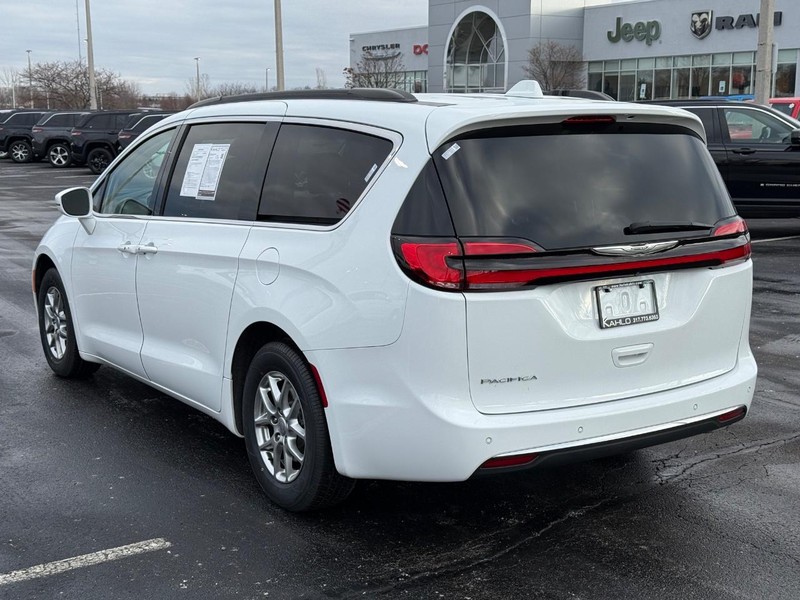 Chrysler Pacifica Vehicle Full-screen Gallery Image 05