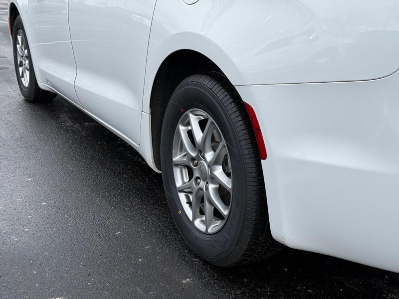 Chrysler Pacifica Vehicle Full-screen Gallery Image 06