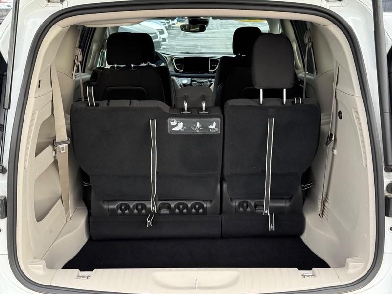 Chrysler Pacifica Vehicle Full-screen Gallery Image 07