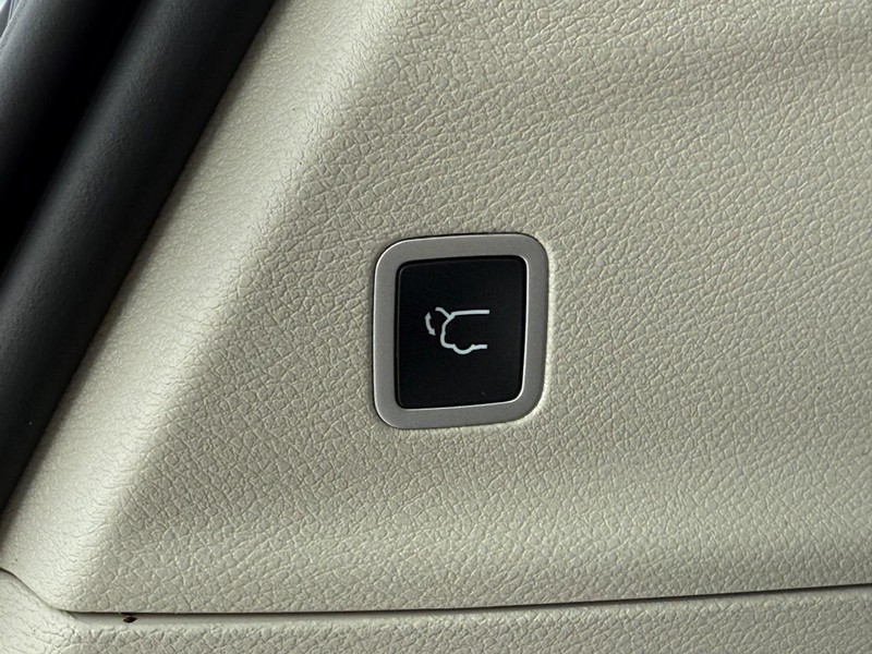 Chrysler Pacifica Vehicle Full-screen Gallery Image 08