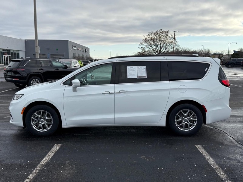 Chrysler Pacifica Vehicle Full-screen Gallery Image 09