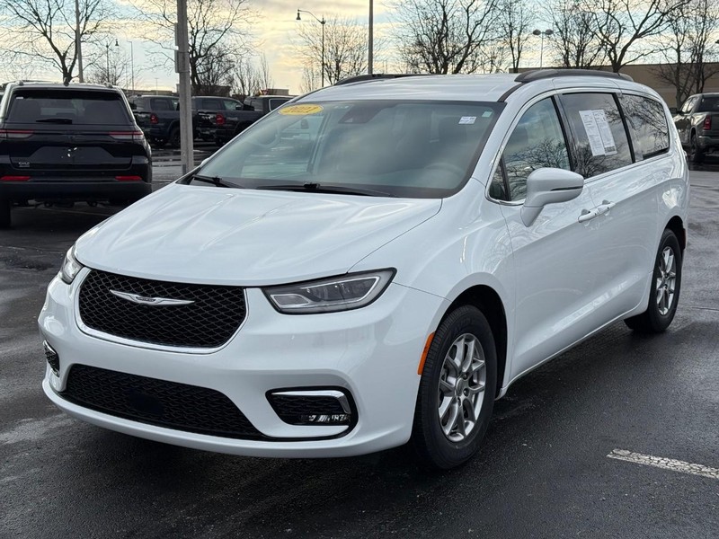 Chrysler Pacifica Vehicle Full-screen Gallery Image 10