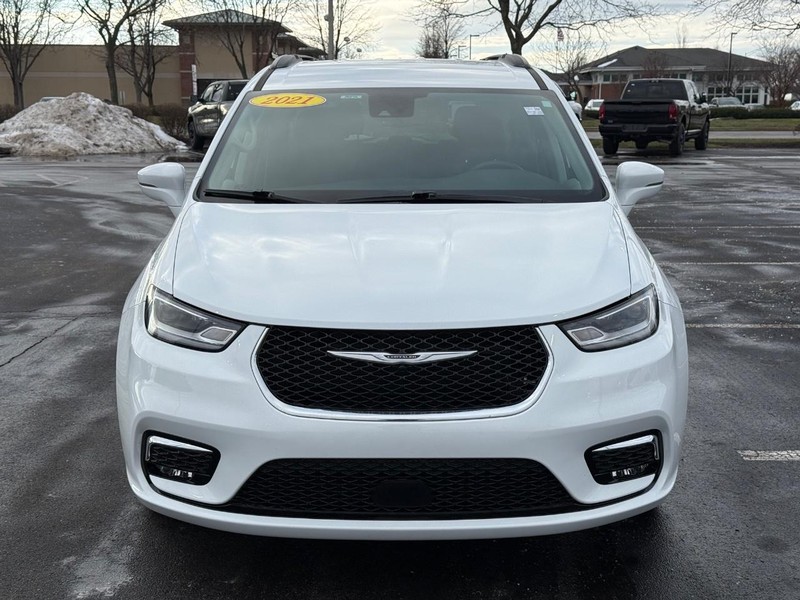 Chrysler Pacifica Vehicle Full-screen Gallery Image 11